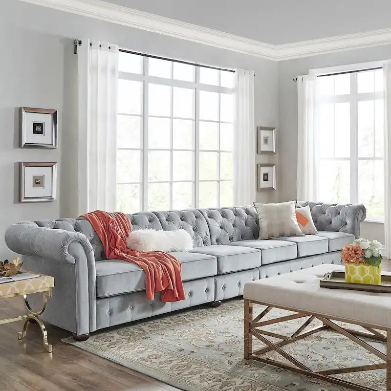 Canapé Chesterfield extra long gris clair par