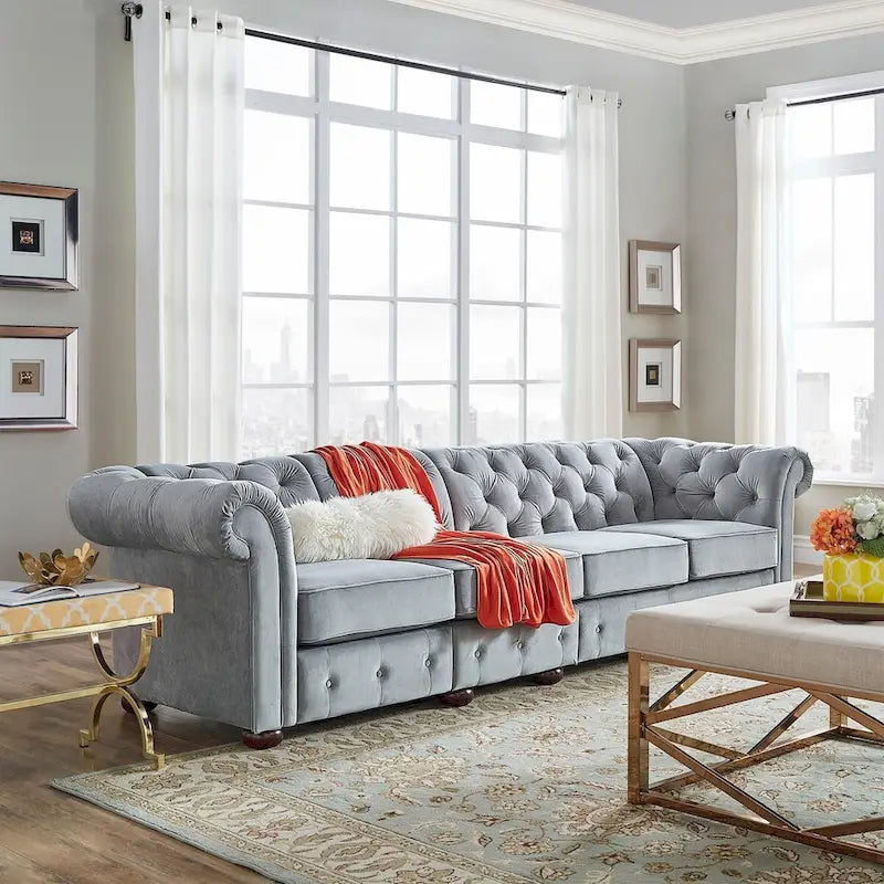 Canapé Chesterfield extra long gris clair par